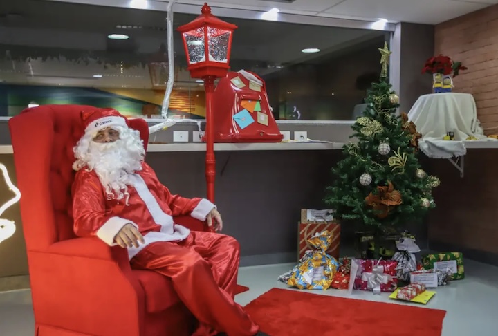 <p>A empresa ainda mantém a tradicional campanha “Papai Noel dos Correios”, que há mais de três décadas mobiliza voluntários para atender cartas de crianças em situação de vulnerabilidade.</p>
