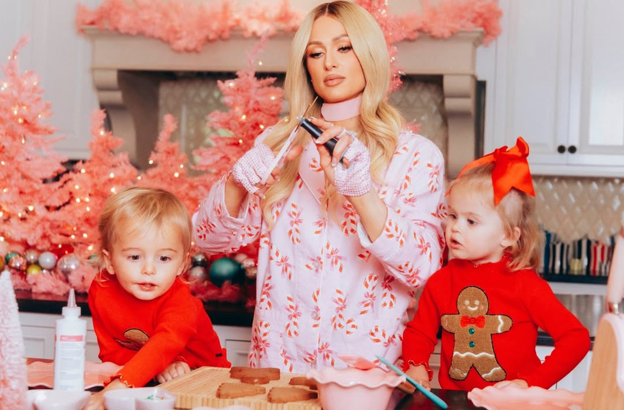 Paris Hilton mostrou uma nova fase mais voltada à família e ao equilíbrio pessoal desde que conheceu a maternidade. O primeiro filho, Phoenix, veio por barriga de aluguel, em 16 de janeiro de 2023. Menos de um ano depois, em novembro, ela e o marido aumentaram a família com uma filha chamada London.