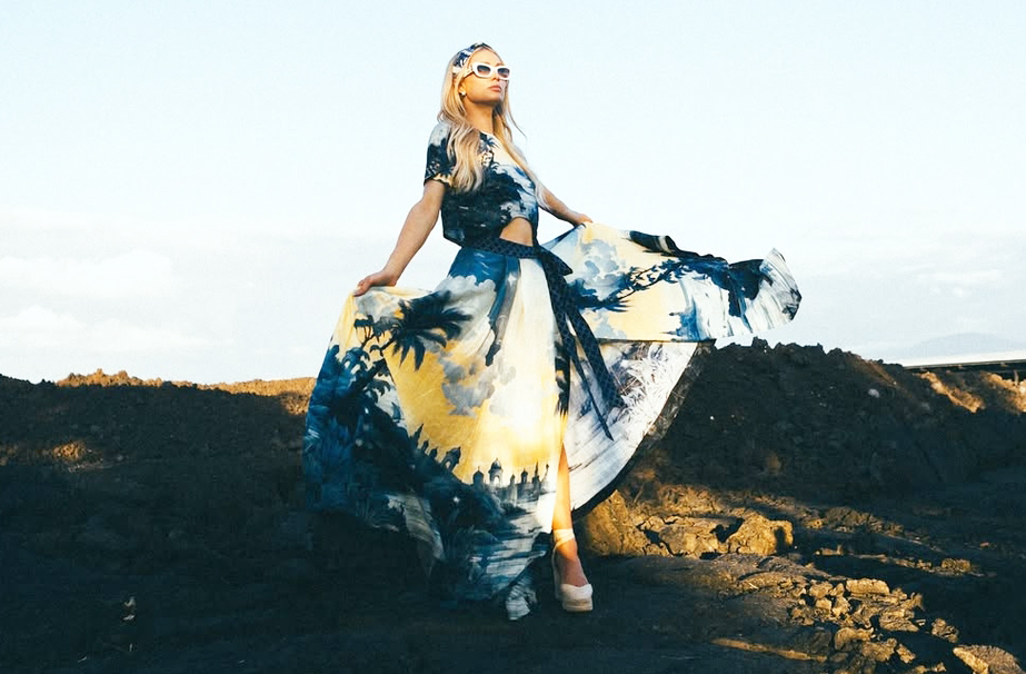 Com novos projetos em música, moda e ativismo, Paris Hilton transcendeu a imagem de socialite. E continua em alta, mostrando que sua trajetória tem o DNA da reinvenção constante e da capacidade de se manter relevante.
