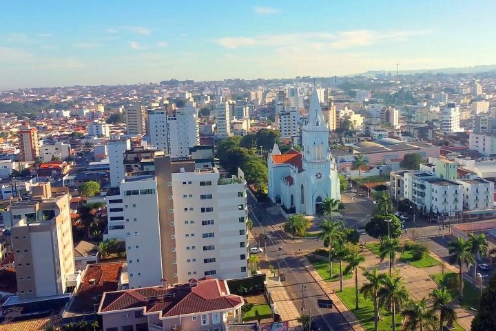 <p>Ainda assim, ela manteve vínculos afetivos com a cidade mineira ao longo da adolescência, quando visitava familiares e frequentava locais como o Parque Mocambo, a Pracinha da Lagoa e o Clube Caiçaras.</p>
