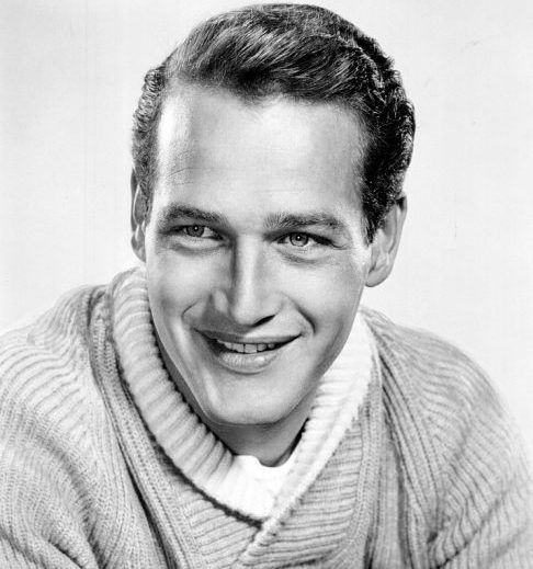 <p>Nascido em 26 de janeiro de 1925, em Shaker Heights, Ohio, Paul Leonard Newman começou sua trajetória no teatro e na televisão antes de explodir nas telas de cinema na década de 1950.</p>
