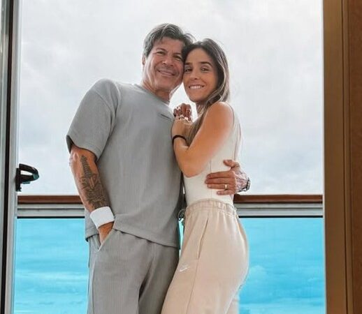 Paulo Ricardo aproveita dia de praia com filho e esposa no Rio