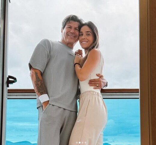 <p>O cantor caminhou pela areia com o filho e tomou sol com a companheira, com quem se relaciona desde 2018. Além disso, se aventurou, pegando “jacarés” nas ondas.</p>
