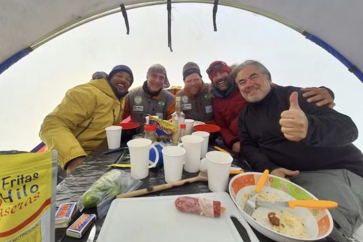 Pesquisadores do Inpe, INMET e Uerj se reúnem com Will Smith na Antártida — Divulgação