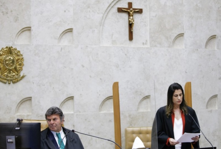 <p>Especialistas e opositores enxergam na iniciativa uma ameaça direta à laicidade do Estado e um potencial instrumento de censura.</p>
