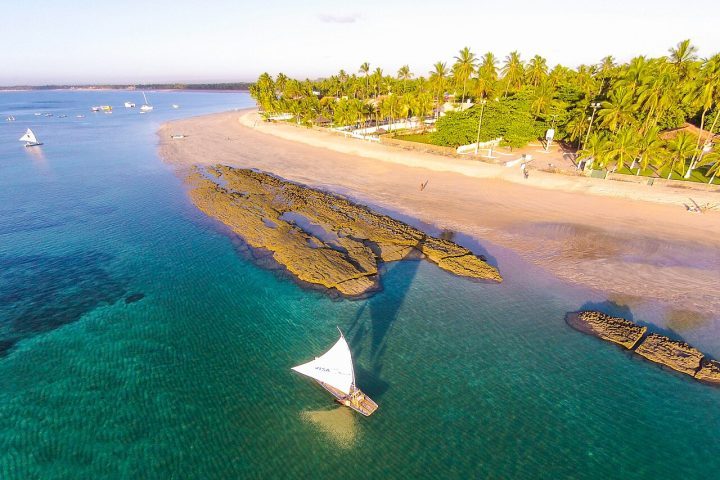 <p>Embora não seja uma ilha, o destino é visto por muitos visitantes como a “ilha dos sonhos”, por oferecer uma experiência completa sem grandes deslocamentos.</p>
