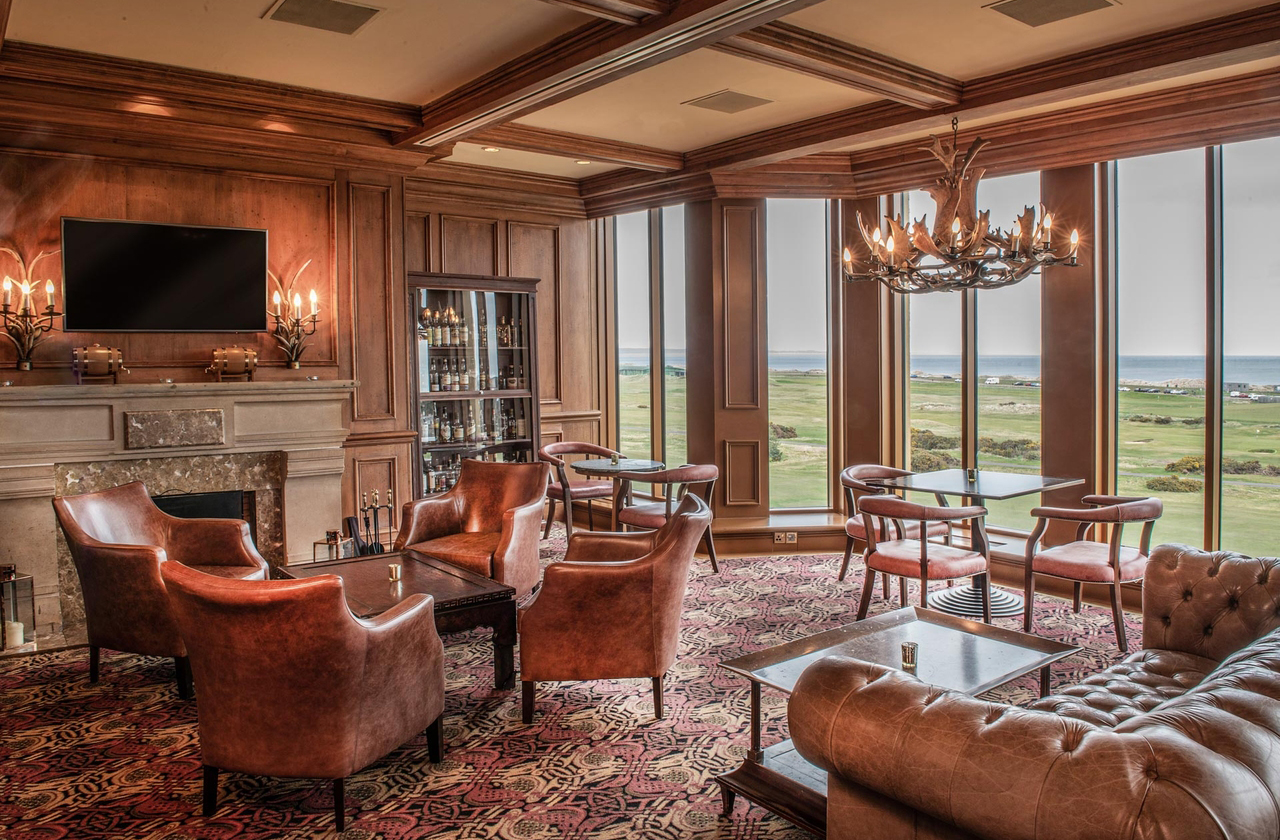 <p>O golfe movimenta a economia escocesa: gera empregos, atrai investimentos e fortalece a imagem do paÃ­s como destino premium. Pubs charmosos, restaurantes e lojas prosperam em torno dessa prÃ¡tica centenÃ¡ria, bem como a rede hoteleira. Destaque para o Old Course Hotel Golf Resort and SPA, localizado dentro do campo.</p>
