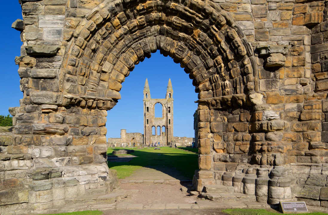 <p>Com 15 mil habitantes, encanta pela atmosfera charmosa e histórias que ecoam em suas construções medievais. A catedral imponente, o castelo histórico e a universidade (a mais antiga do país) revelam seu legado, marcado também pelos estudos do príncipe William e da duquesa Kate Middleton.</p>
