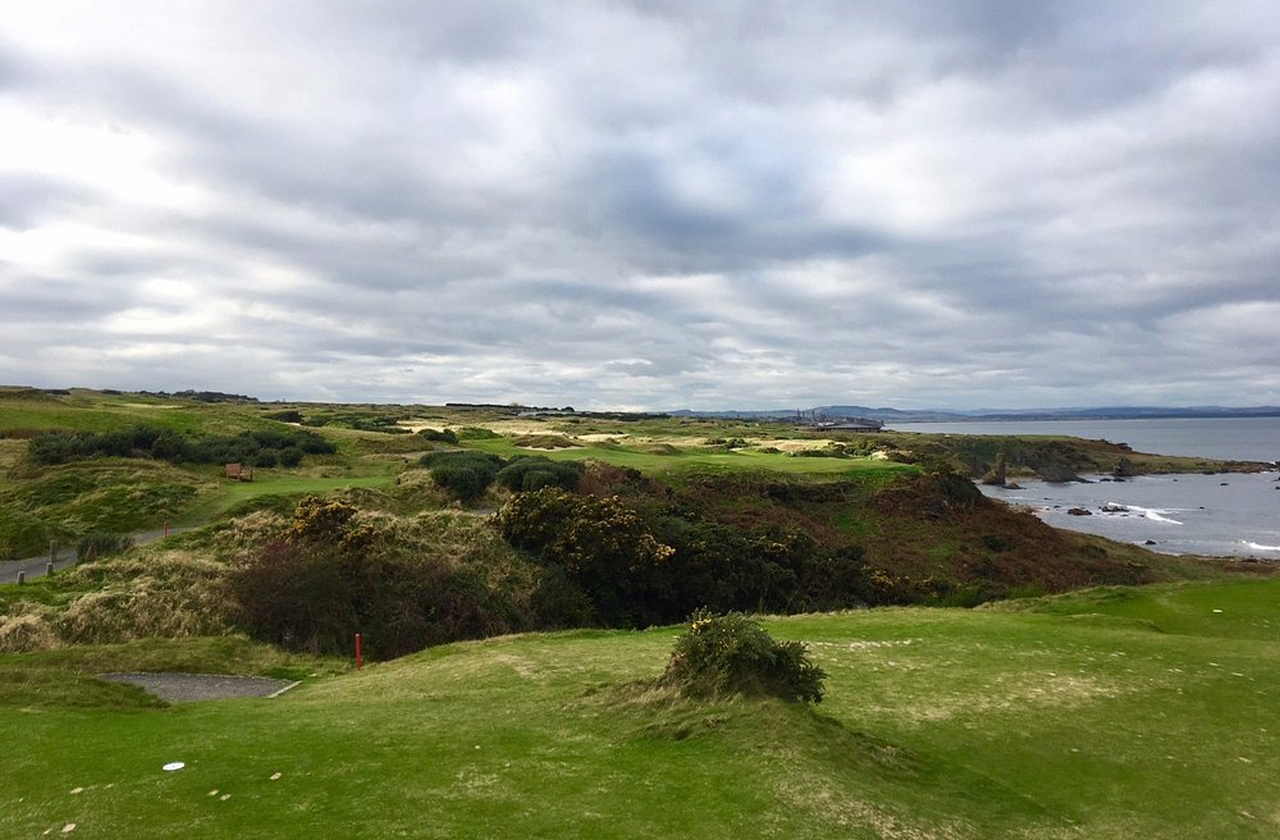 <p>Os “links courses” nasceram em áreas costeiras, pois o solo arenoso e o clima instável tornaram o jogo mais desafiador. Essa tipologia se tornou marca registrada da Escócia e referência mundial de autenticidade.</p>
