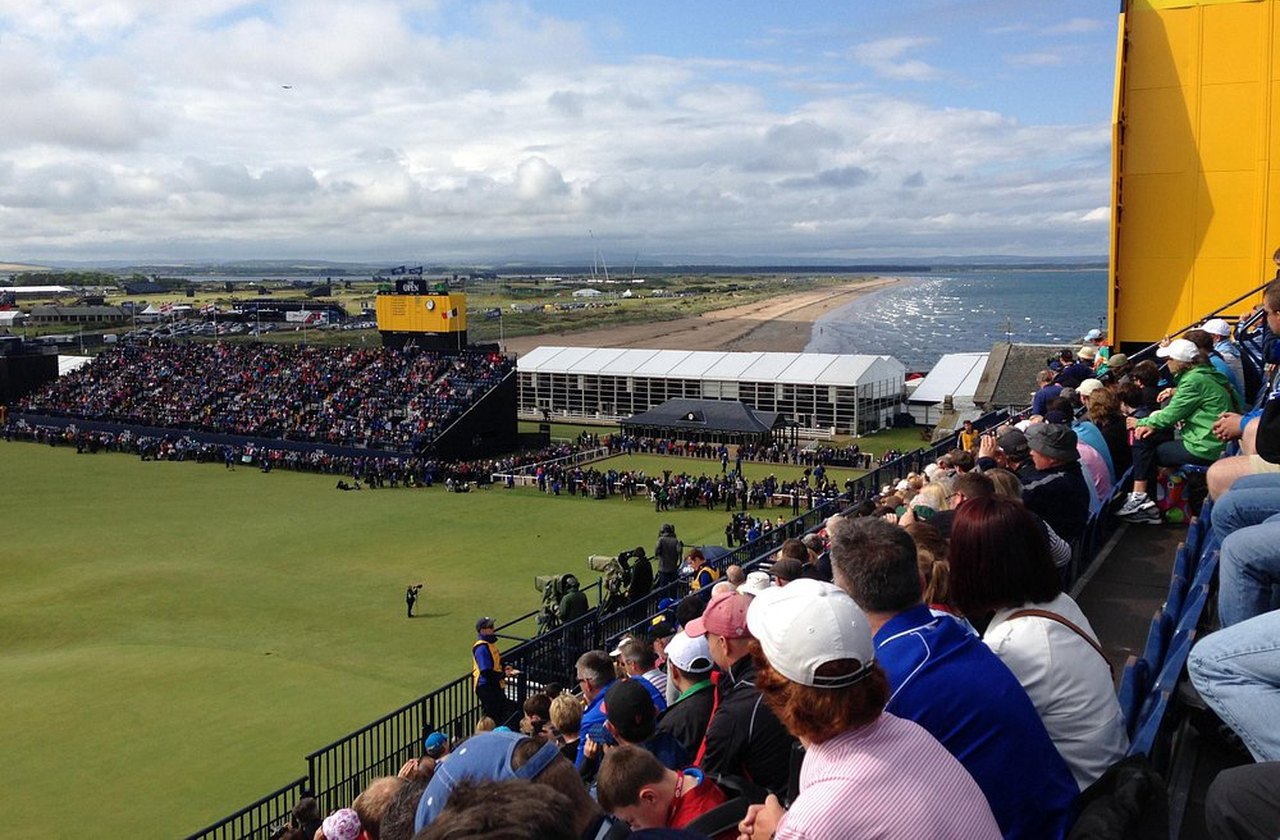 <p>A Escócia é vista como destino sagrado do golfe, uma vez que recebe campeonatos internacionais e mantém campos históricos. Essa reputação reforça sua imagem como guardiã da tradição e da excelência esportiva.</p>
