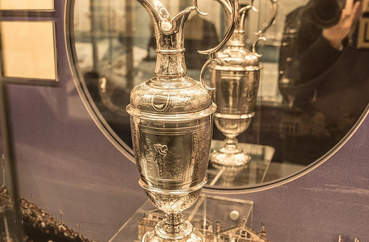 <p>O British Open, disputado desde 1860, tem raízes escocesas, pois os primeiros campeonatos ocorreram em Prestwick. Hoje é um dos quatro majors, mantendo viva a ligação entre passado e presente.</p>
