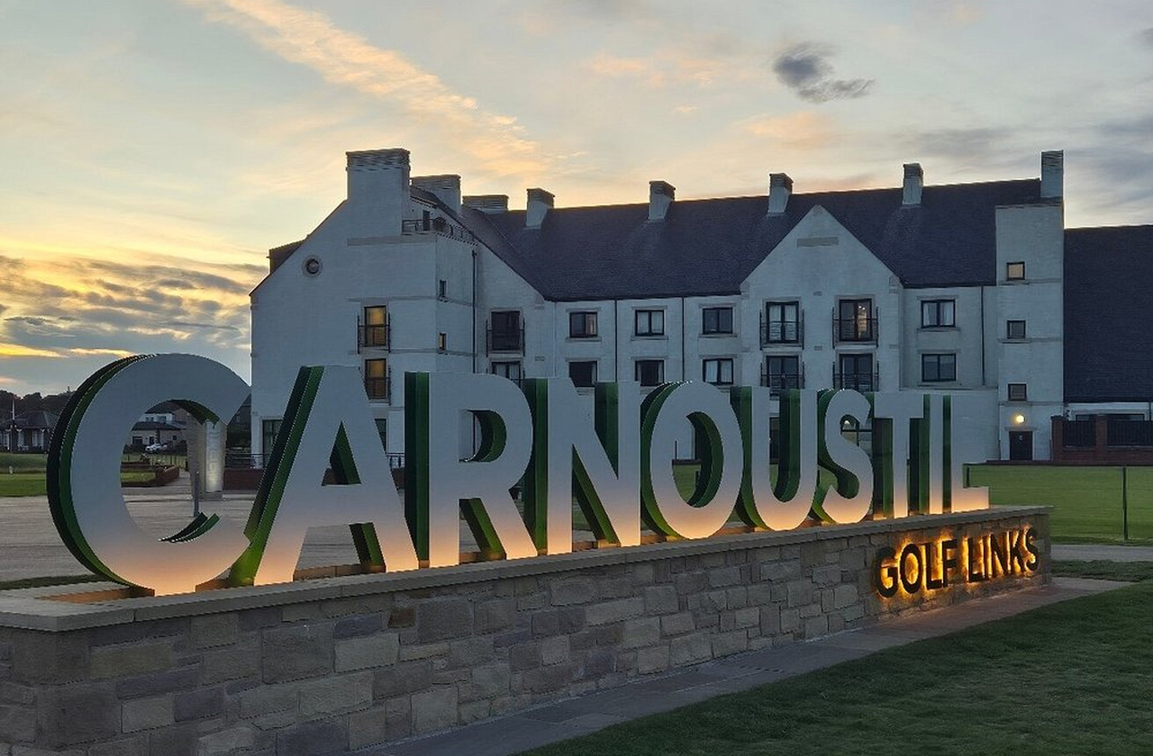 <p>Milhares de turistas visitam a Escócia anualmente em busca de vivenciarem a atmosfera dos campos históricos e sentirem a emoção de estar onde o golfe nasceu. Jogar em Saint Andrews ou Carnoustie é considerado experiência única e quase espiritual.</p>
