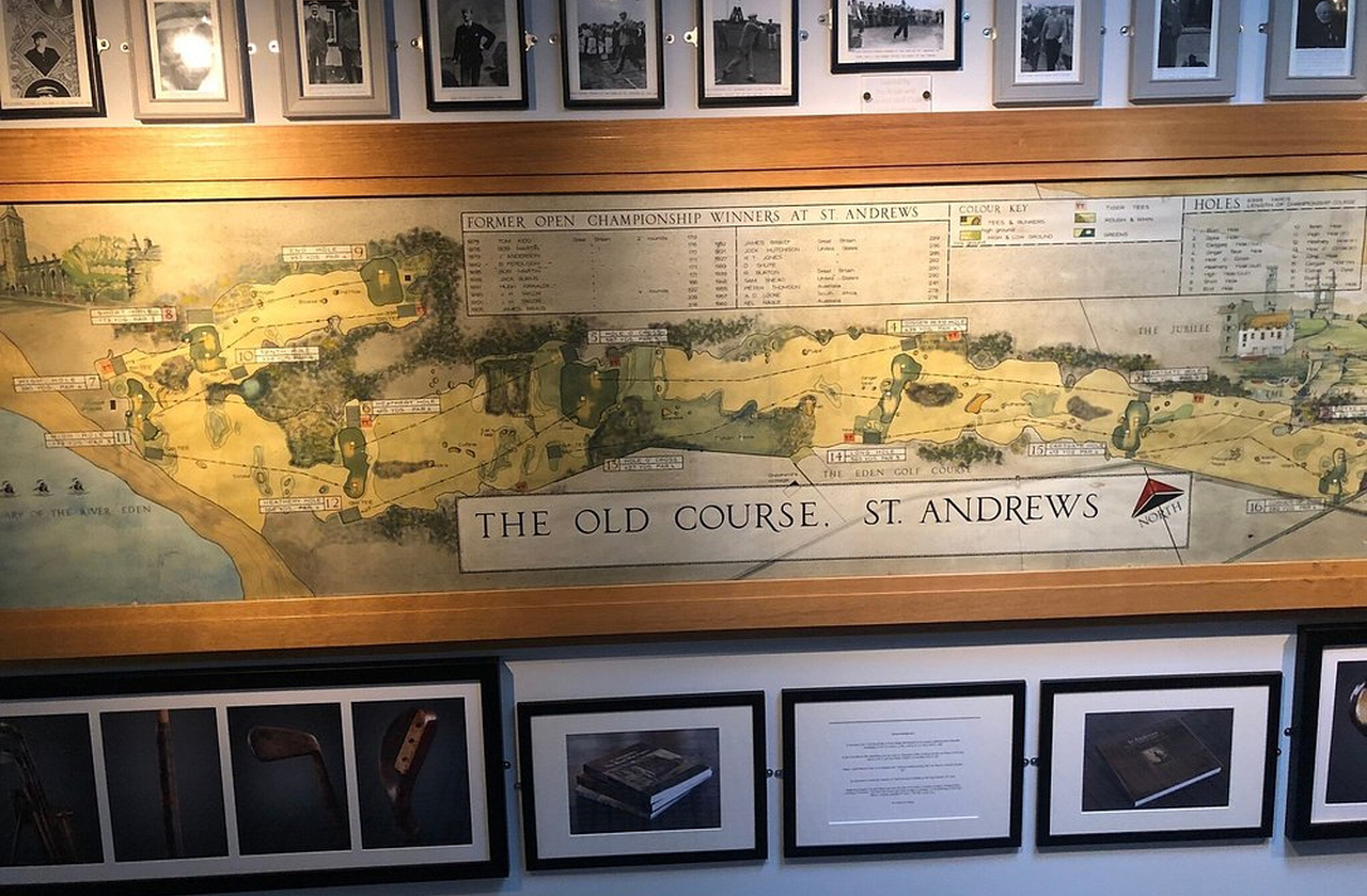 <p>O Old Course de Saint Andrews, com pelo menos cinco séculos de história, é o campo mais famoso do mundo. Afinal, combina tradição secular com desafios técnicos que atraem profissionais e amadores. Suas pontes, bunkers e greens icônicos fazem dele palco de torneios lendários e destino obrigatório para golfistas.</p>
