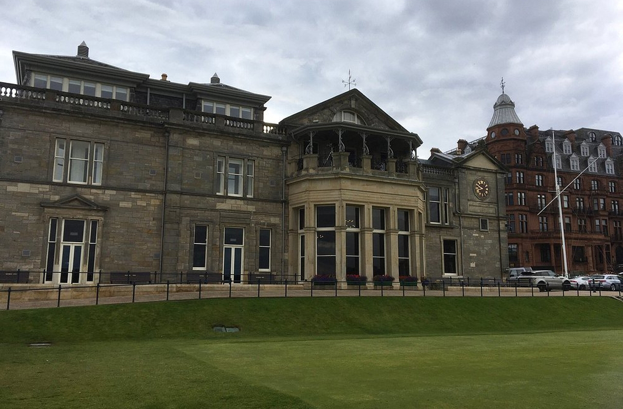 <p>Fundada em 1754, a Royal and Ancient Golf Club tornou-se guardiã das regras globais, pois sua autoridade moldou o esporte em todos os continentes. Até hoje, influencia torneios e mantém viva a herança escocesa.</p>
