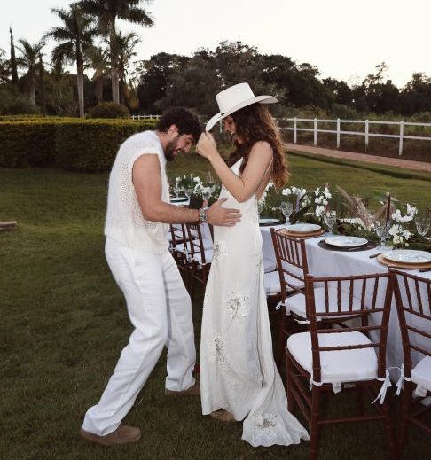 <p>A ex-BBB e o cantor tornaram público o relacionamento em dezembro de 2024. A gravidez foi anunciada em junho de 2025, quando o casal também revelou que esperava uma menina.</p>
