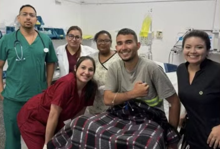 Roberto Farias Tomaz posou para foto junto com equipe médica do Hospital Municipal de Antonina – Sesa-PR