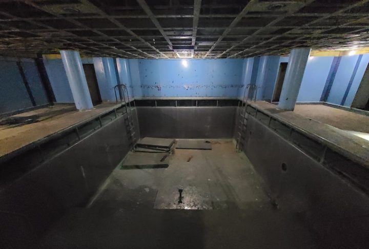 <p>Mullane deve ser o último a deixar o navio, já que é ele quem irá opera as válvulas que permitirão a entrada de água.</p>
