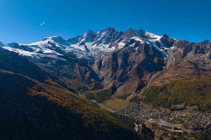 Saas-Fee, Alpes suíços, Suíça – Wikimedia Commons/Reustli