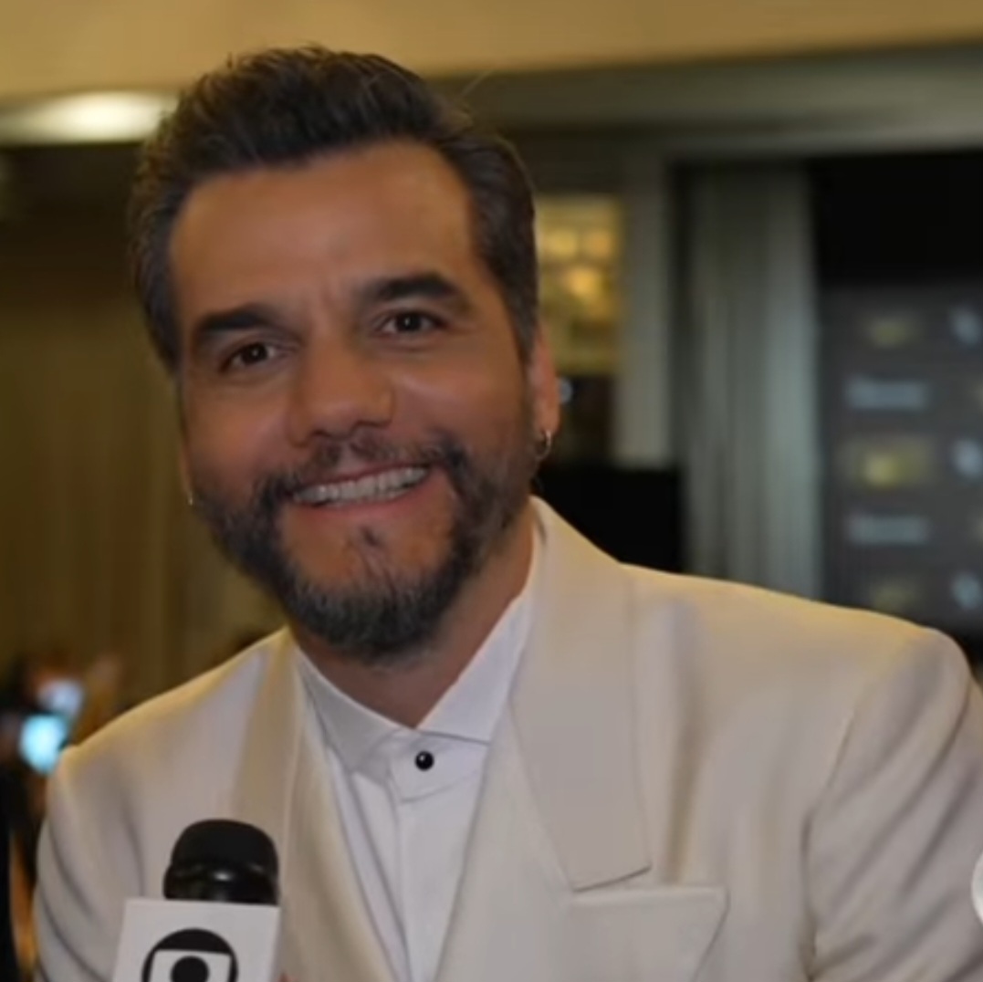 Após ganhar o cobiçado Globo de Ouro, o ator Wagner Moura foi entrevistado pelo repórter Nilson Klava e soltou uma gíria popular típica dos baianas. Wagner, nascido em Salvador, disse que estava sentindo uma emoção 