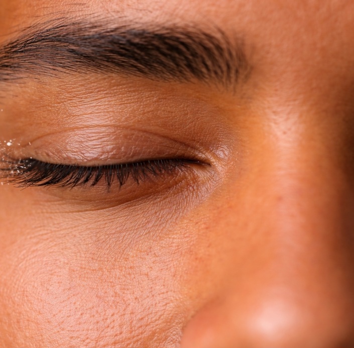 Em média, uma pessoa pisca de 15 a 20 vezes por minuto. Essa frequência pode cair bastante durante o uso de telas.