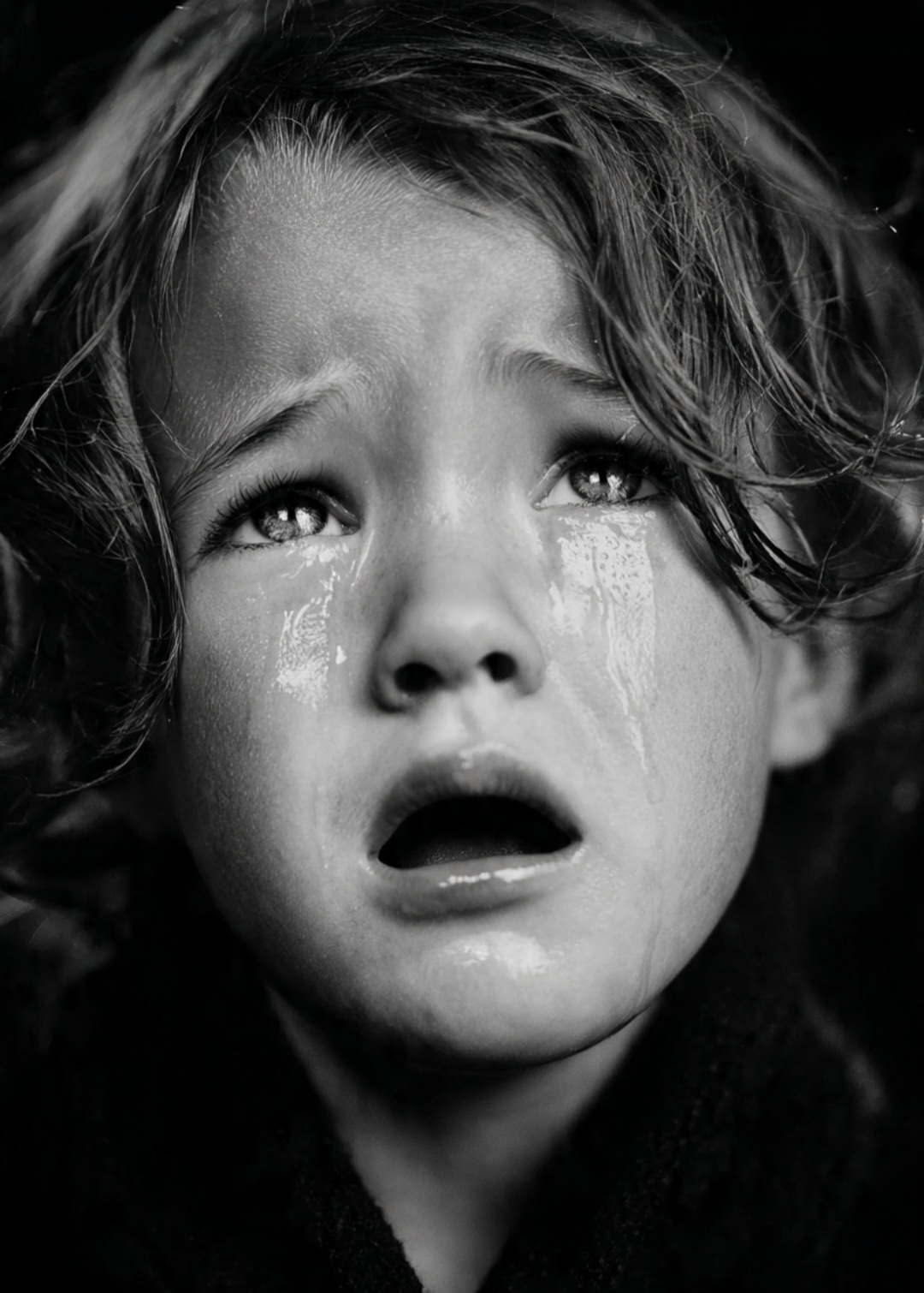 O excesso de lágrimas escorre porque o sistema de drenagem não dá conta do volume. Depois do choro, pode surgir leve inchaço nas pálpebras.