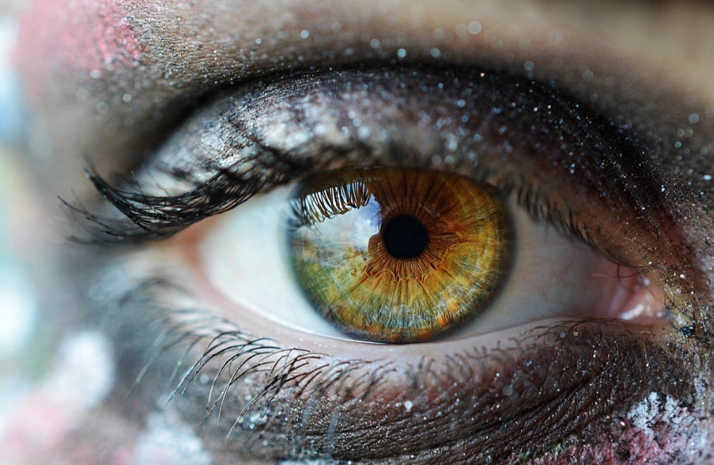 É preciso ter muito cuidado para o glitter não cair nos olhos, pois muitas pessoas utilizam os fragmentos junto com a maquiagem.