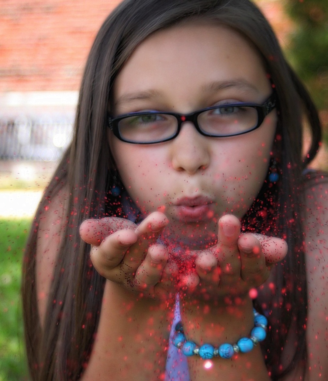 Purpurina, por sua vez, é um nome tradicional associado a usos artesanais, com grãos maiores e visíveis. Atualmente, porém, muitos produtos vendidos como purpurina também são, na prática, glitter plástico.
