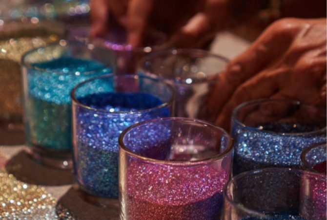 Brilho que não some: glitter do Carnaval ainda aparece nas praias meses depois da folia