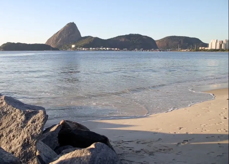 Os pesquisadores coletaram areia em quatro momentos — antes, durante, logo após e oito meses depois do Carnaval — e verificaram que os fragmentos desse material permaneceram elevados mesmo no longo prazo.