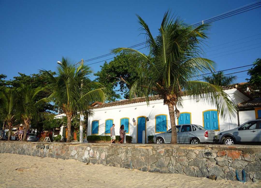 <p>A Orla Bardot, onde fica a estátua, tem várias atrações.<br />
A Casa do Sino é um prédio histórico do século XIX com fachada colonial preservada à beira-mar.</p>
