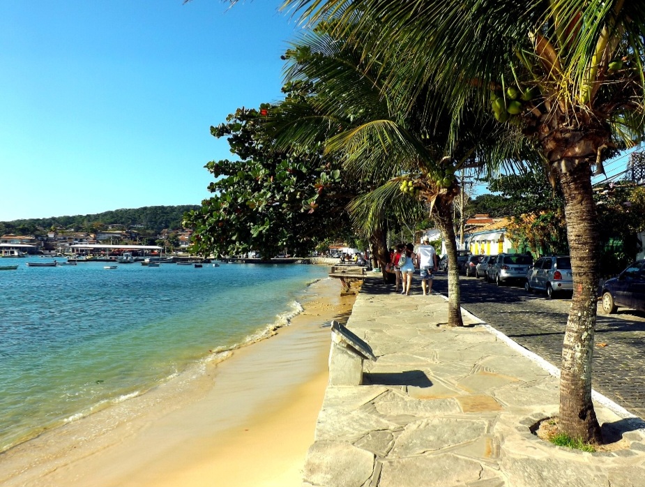 <p>Búzios também é reconhecida pela forte presença de iates e veleiros ancorados ao longo da costa. Esse movimento reforça a vocação da cidade para o turismo de alto padrão e experiências exclusivas.</p>
