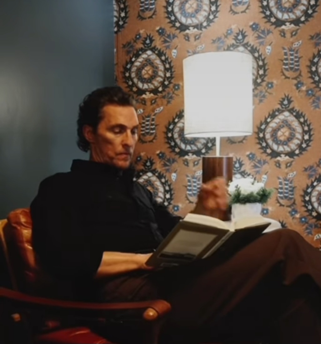 A estratégia inclui registros de frases icônicas como “Alright, alright, alright” e clipes curtos, reforçando um limite legal contra deepfakes e usos indevidos de sua voz e rosto em conteúdos gerados por IA.