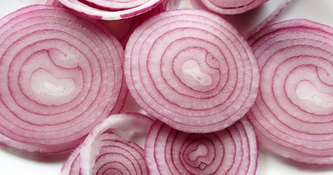 <p>Frita, seja em rodelas ou tiras, traz crocância e contraste ao prato. É comum em lanches, saladas e pratos tradicionais da culinária caseira.</p>
