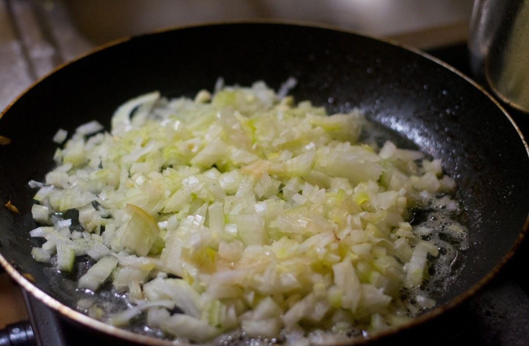 <p>No refogado, ela costuma ser o primeiro ingrediente a ir à panela. Ao dourar, libera açúcares naturais e cria uma base aromática para arroz, feijão, carnes e legumes.</p>
