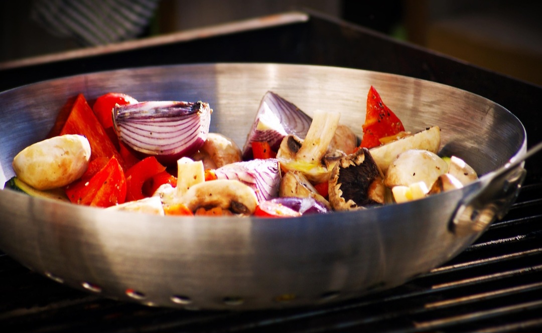 <p>Também vai bem com carnes vermelhas, frango, peixes e ovos, adaptando-se ao tipo de preparo. Em pratos vegetarianos, ajuda a dar profundidade de sabor.</p>
