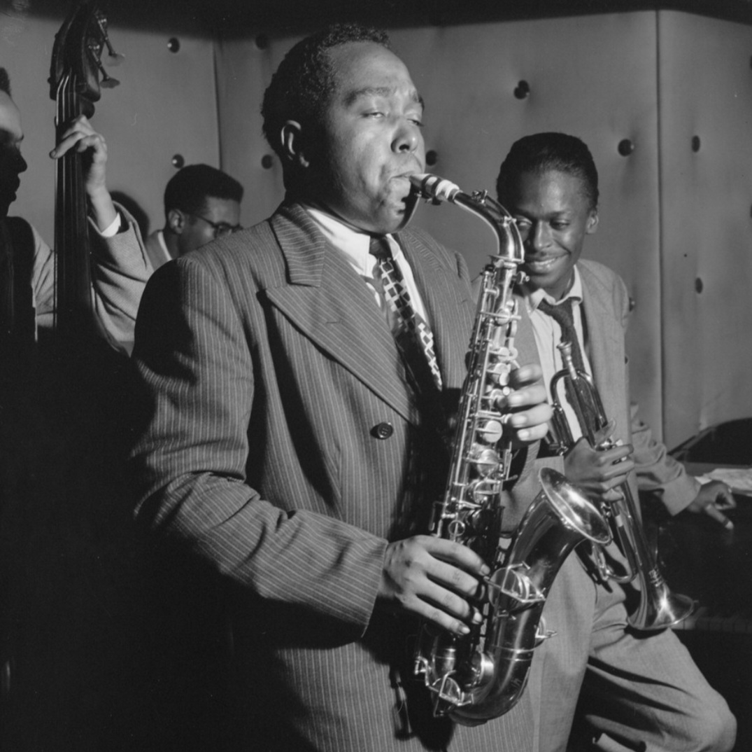 <p>Foi nesse contexto que seu talento chamou a atenção do saxofonista Charlie Parker (foto) e, pouco depois, de Gerry Mulligan, com quem formaria um quarteto histórico no início dos anos 1950.</p>
