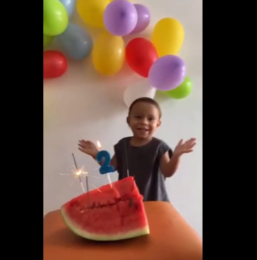 <p>A escolha refletiu a decisão da família de evitar açúcar nos primeiros anos de vida da criança. Até mesmo os convidados receberam frutas na festa dentro da filosofia de que uma rotina saudável combina com momentos especiais.</p>
