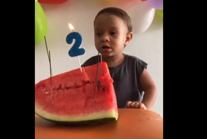 Melancia substitui bolo em aniversário de menino; veja o resultado