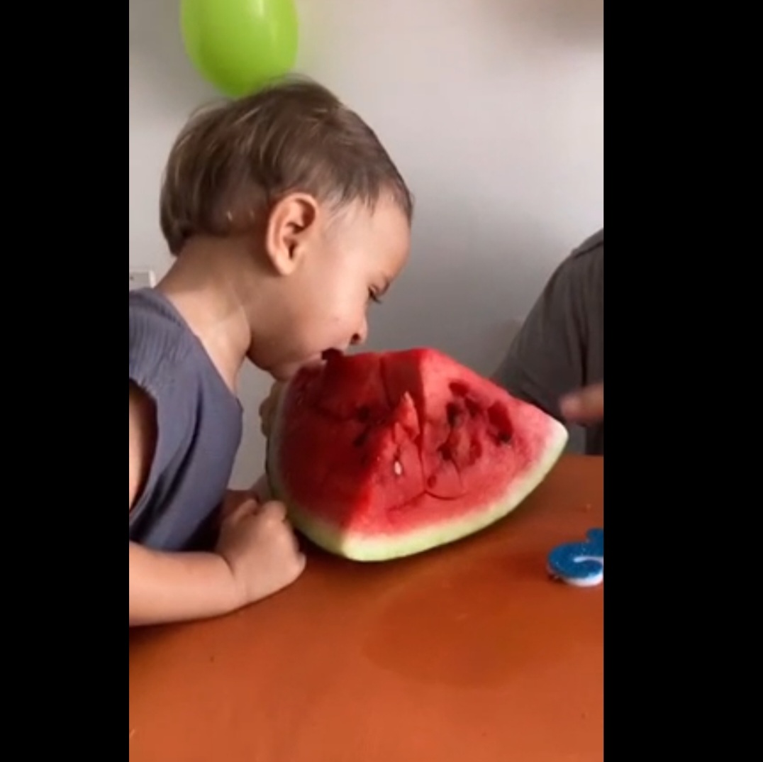 <p>A curiosa alternativa agradou ao aniversariante, que se divertiu ao comer a fruta. O pedaço que tinha o enfeite com a idade do menino foi especial para ele, que aproveitou a suculência da fruta.</p>
