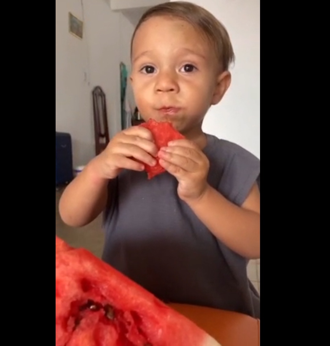 <p>A melancia está entre as frutas preferidas das crianças por ter sabor naturalmente doce, textura macia e ser fácil de mastigar. Além disso, é refrescante, colorida e ajuda na hidratação, fatores que aumentam a aceitação entre os pequenos.</p>
