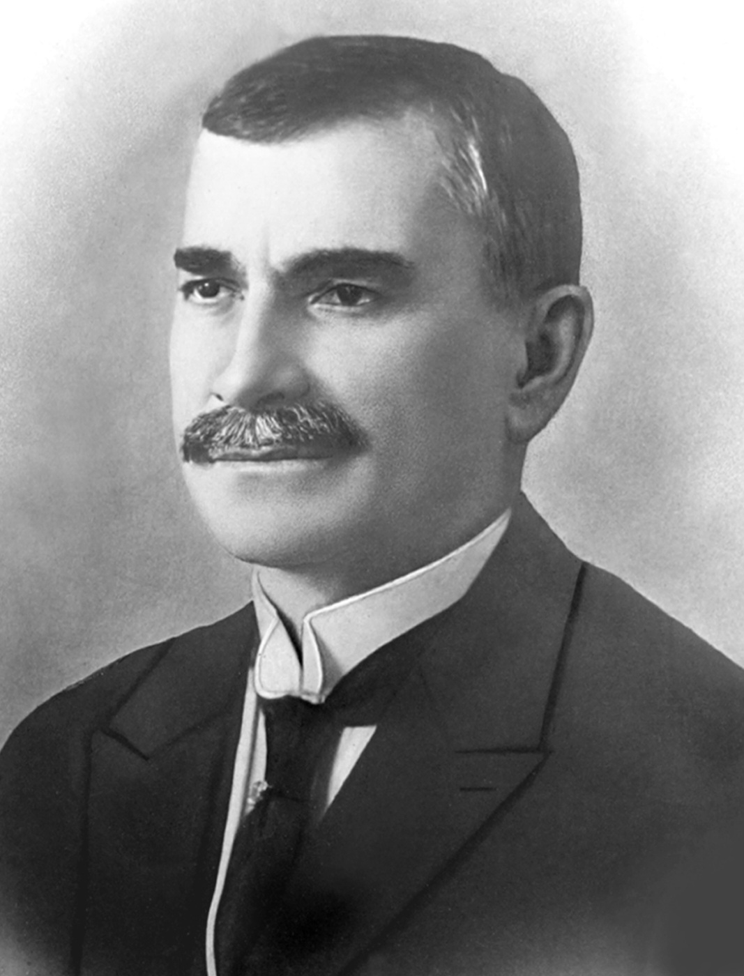 <p>O segundo caso ocorreu com Delfim Moreira, que assumiu em 1918 após a morte de Rodrigues Alves, eleito para um segundo mandato, mas impedido de tomar posse por causa da gripe espanhola.</p>
