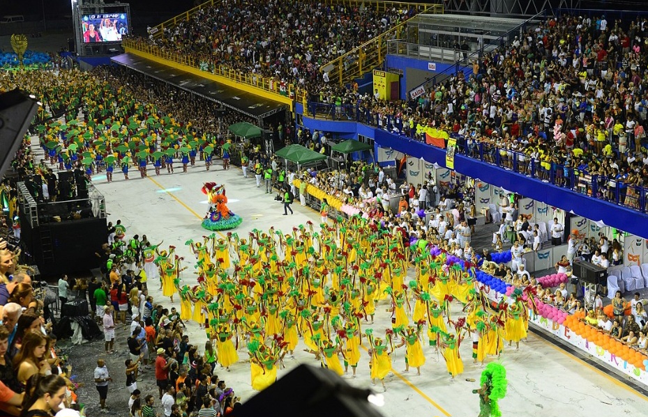 <p>Em alguns complexos, acontecem festas com DJs nacionais e internacionais. Já no centro da cidade, a Passarela Nego Quirido, conta com o desfile das escolas de samba da região.</p>
