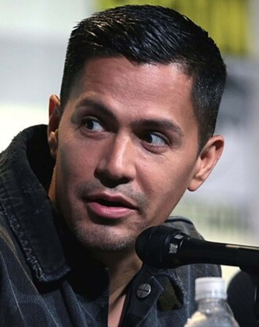 <p>Jay Hernandez – Nascido em Montebello em 20/2/1978, tem ascendência espanhola pela família de origem mexicana, ligada a colonizadores ibéricos estabelecidos há séculos no continente. Suas raízes refletem essa longa linha histórica.</p>
