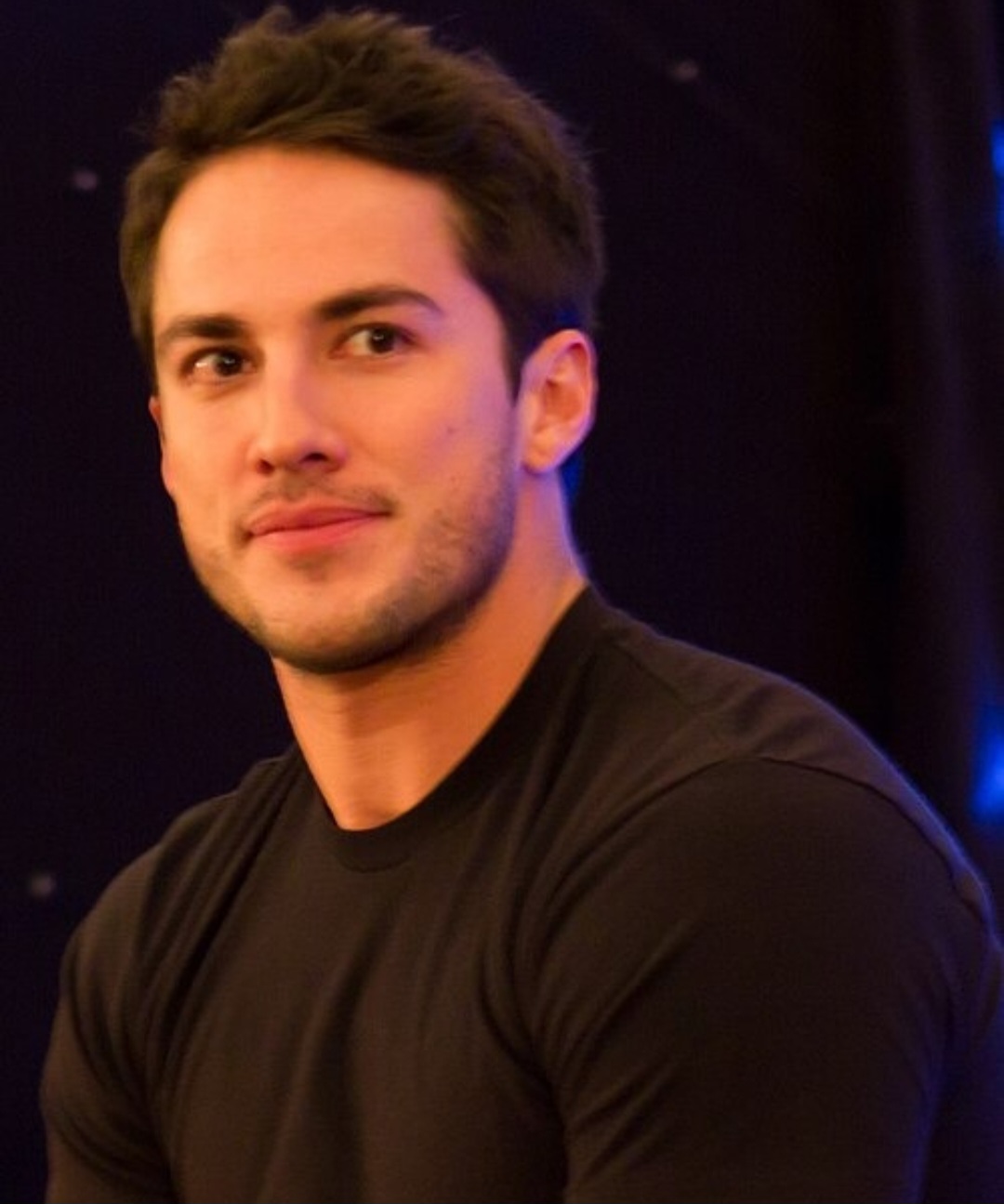 <p>Michael Trevino – Nascido em Los Angeles em 25/1/1985, possui ascendência espanhola pelos dois lados da família, que trazem linhagens vindas da Espanha para o México antes de chegarem aos EUA. Essa conexão é marcante na história genealógica dele.</p>
