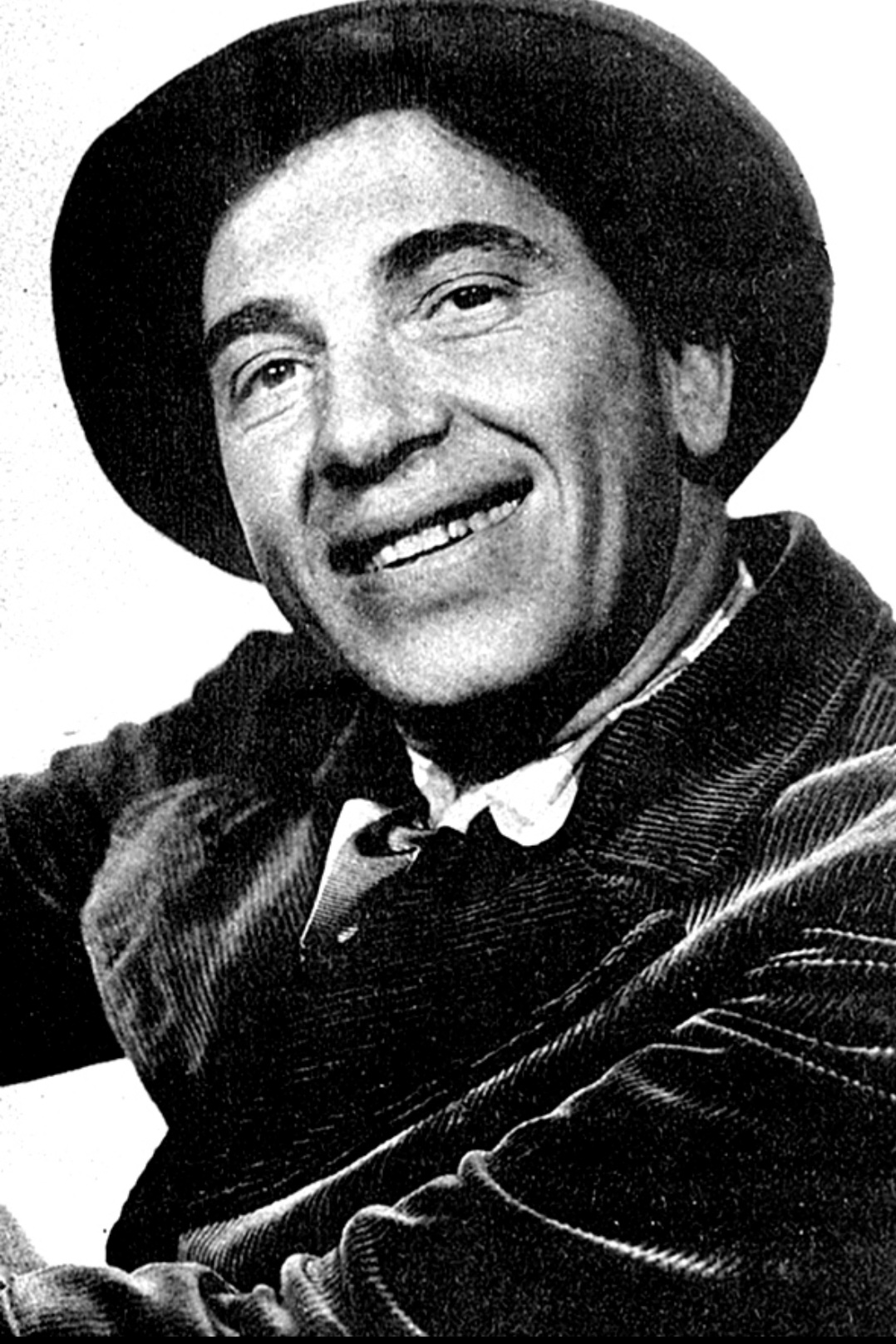 <p>Chico Marx – Nova York, 22/3/1887 — Pianista habilidoso e mestre do humor gestual, uniu sotaques caricatos, improviso e ritmo musical às cenas dos irmãos. Brilhou em “Uma Noite na Ópera” e “Os Irmãos Marx no Colégio”. Morreu em 1961, aos 74 anos.</p>
