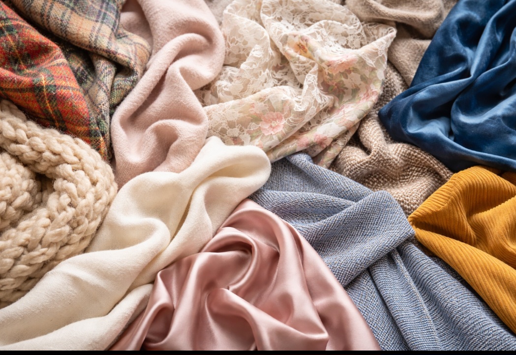Os tecidos acompanham a humanidade desde os primórdios, protegendo o corpo e expressando cultura. Com o avanço tecnológico, surgiram materiais diversos em aparência e também resistência. Presentes no vestuário e na decoração, refletem tradições, identidades regionais e criatividade humana.
 -  (crédito: imagem gerada por i.a )