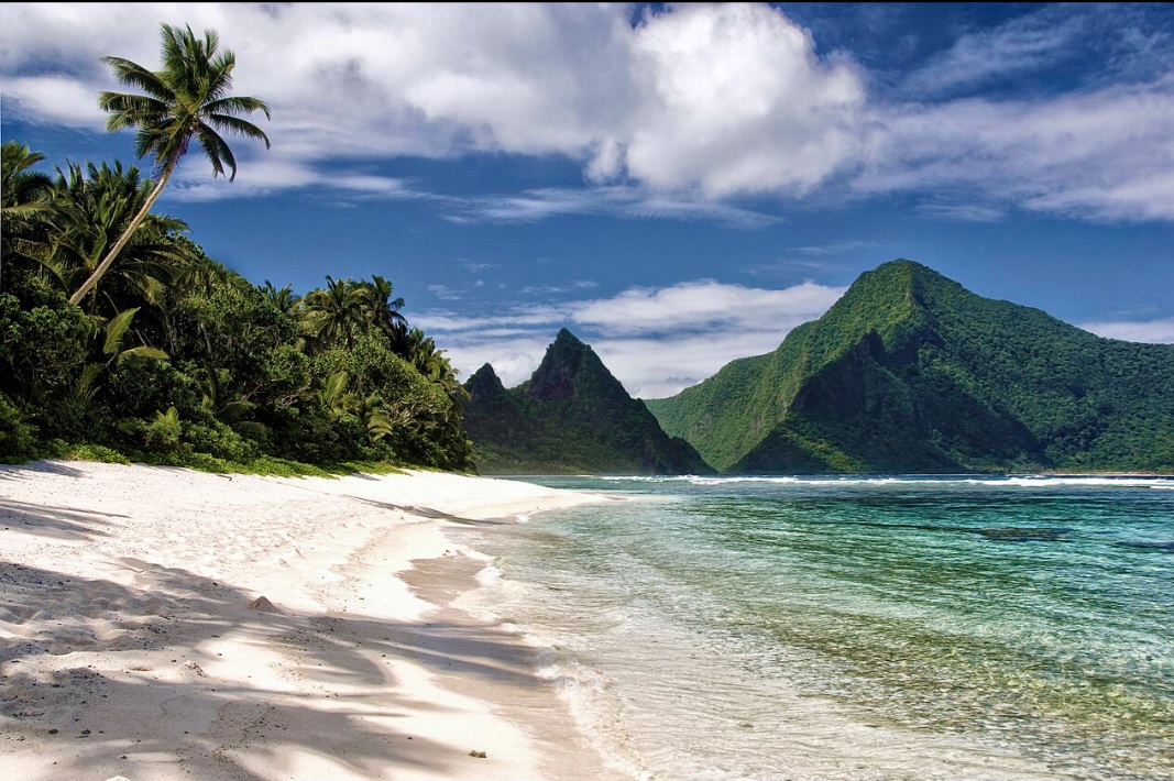 <p>Diferentemente de outros territórios, seus moradores são “nacionais” dos EUA, mas não cidadãos. A cultura polinésia é preservada, e a economia depende da pesca e da indústria de enlatados de atum.</p>
