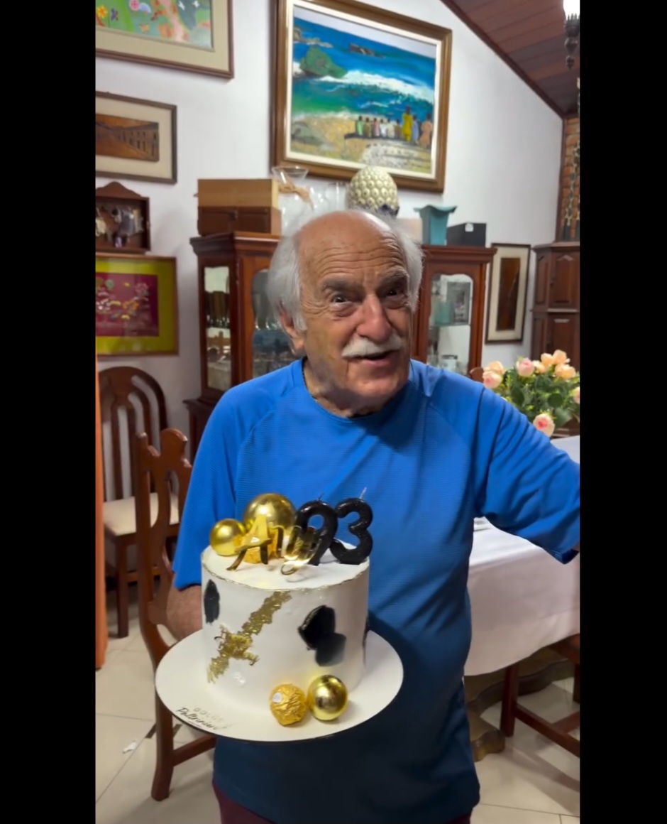 <p>Na legenda, o ator escreveu “93 aninhos. Com calma no olhar e fome de mundo! Parabéns pra mim e pra todos que hoje celebram a vida”, mostrando gratidão e entusiasmo pela data especial.</p>
