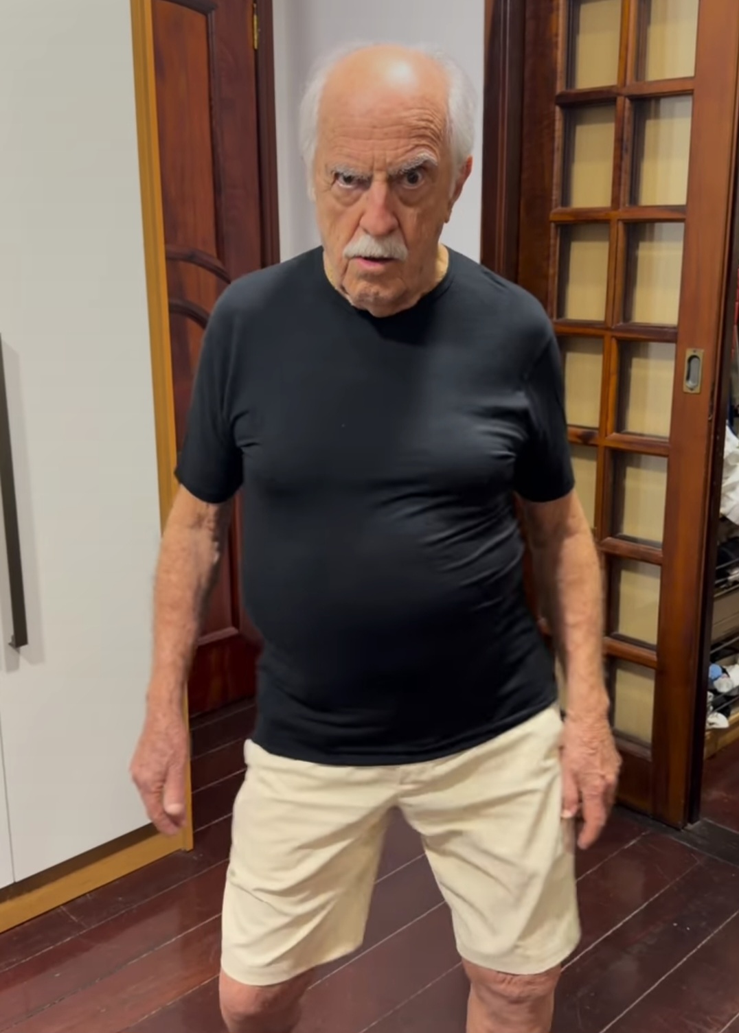 <p>Ary Fontoura é tão ativo nas redes sociais que venceu a categoria Influenciador do Ano em 2025, mostrando que seu carisma também conquistou o público na web.<br />
O ator superou outros indicados e foi reconhecido pelo sucesso de seus vídeos bem-humorados e inspiradores na internet.</p>
