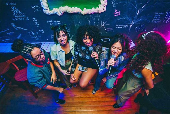 Comum nos países asiáticos, karaokê se popularizou no Brasil